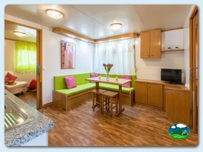 Mobil-home interior con salón y dormitorio del Camping El Pino, Urbanización Torrox Park (Málaga)