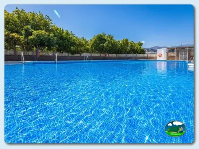 Piscina con vistas a la montaña del Camping El Pino, Urbanización Torrox Park (Málaga)