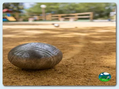 Pista de petanca con bola de metal del Camping El Pino, Urbanización Torrox Park (Málaga)
