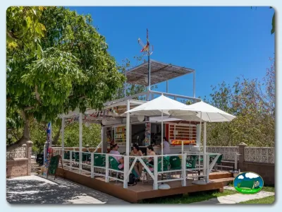 Restaurante bar con terraza sombreada del Camping El Pino, Urbanización Torrox Park (Málaga)
