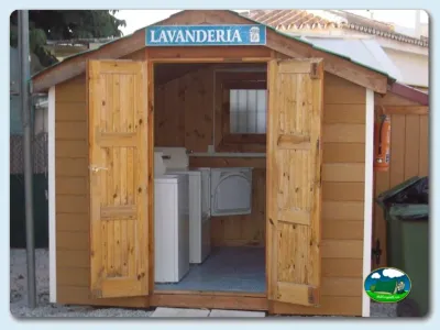 Lavandería con lavadora y secadora del Camping El Pino, Urbanización Torrox Park (Málaga)