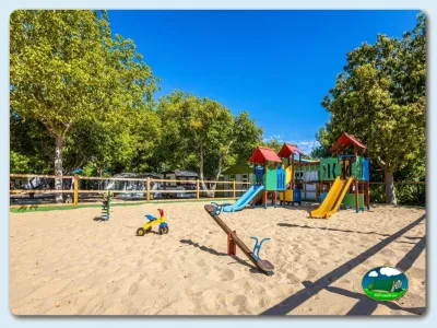 Parque infantil con toboganes y juegos en arena del Camping El Pino, Urbanización Torrox Park (Málaga)
