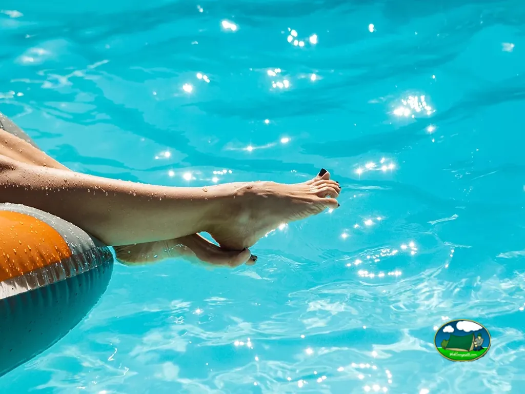 piernas en piscina