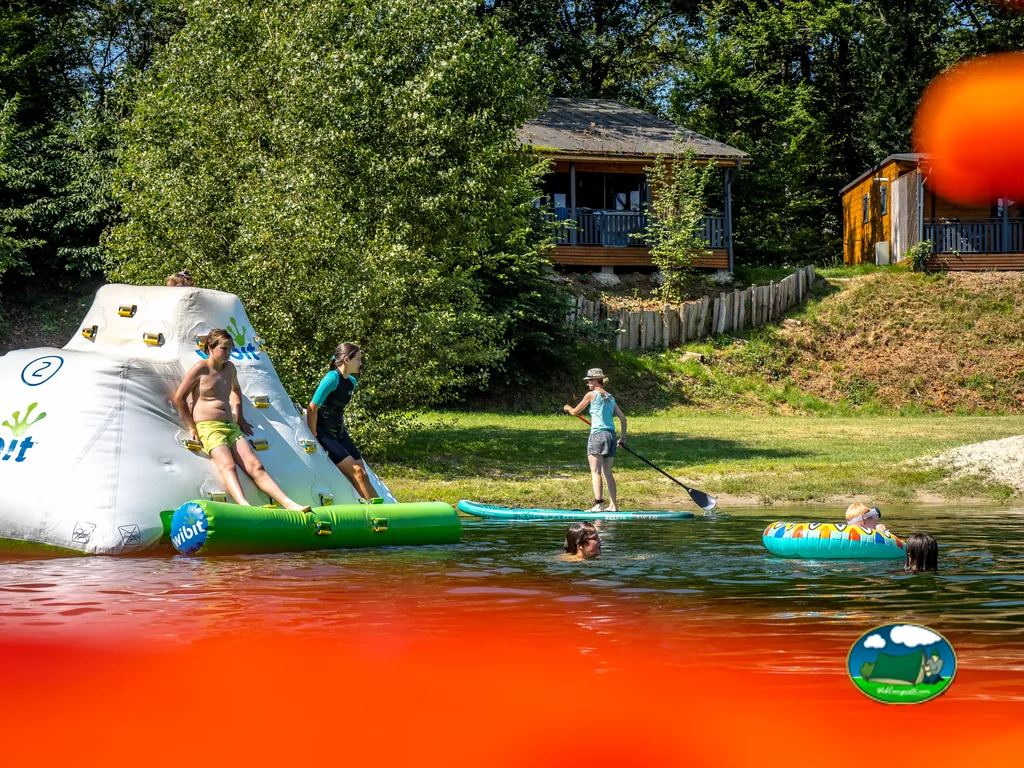 menores jugando en agua