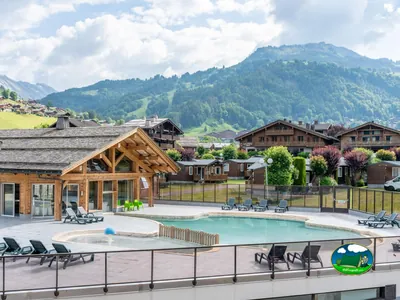 Piscina con montaña