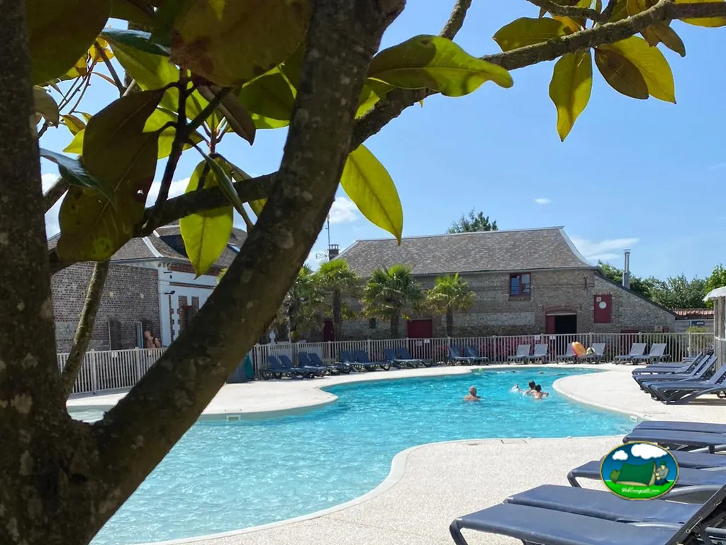 piscina entre árboles