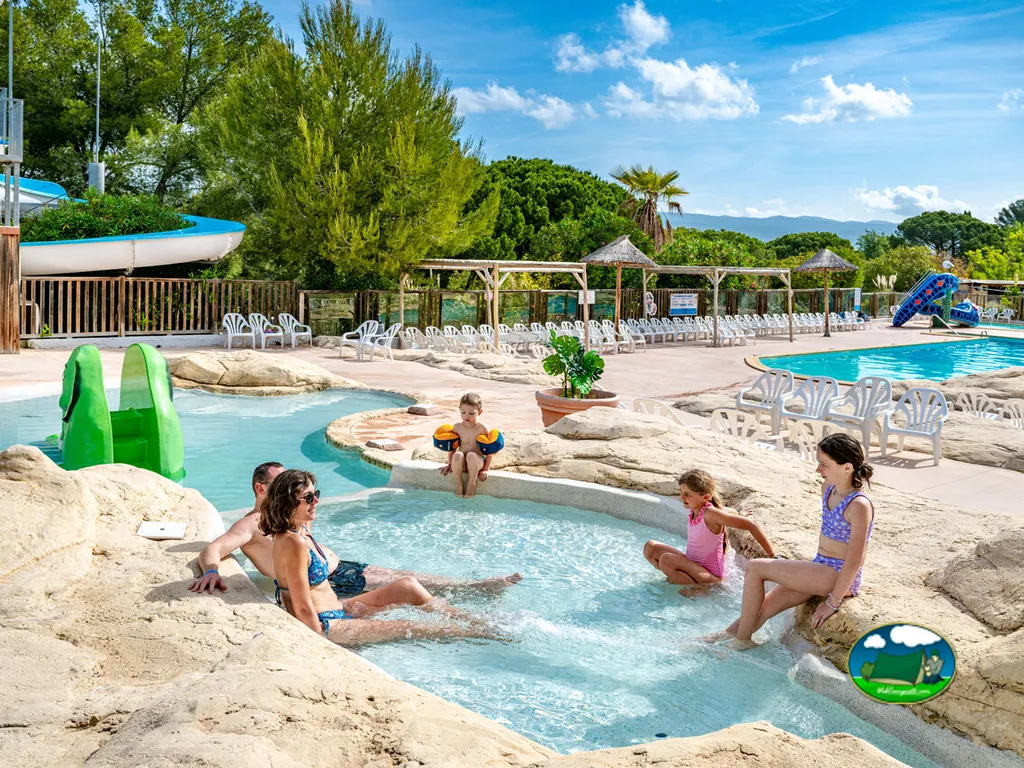 familia en piscina natural