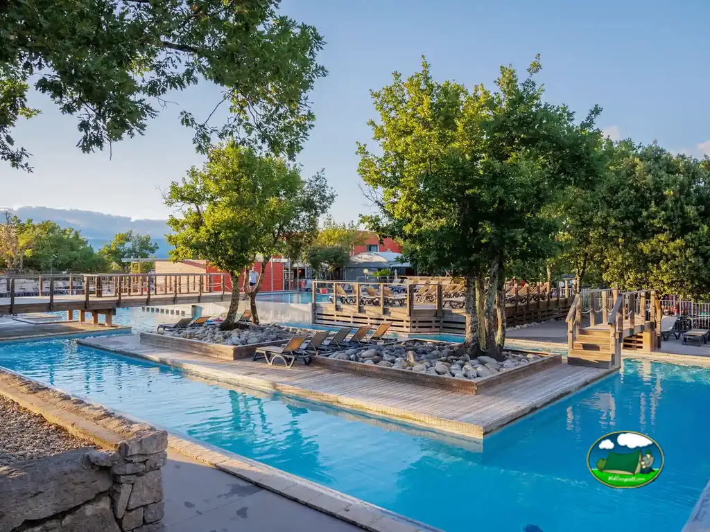 Piscina con a la montaña