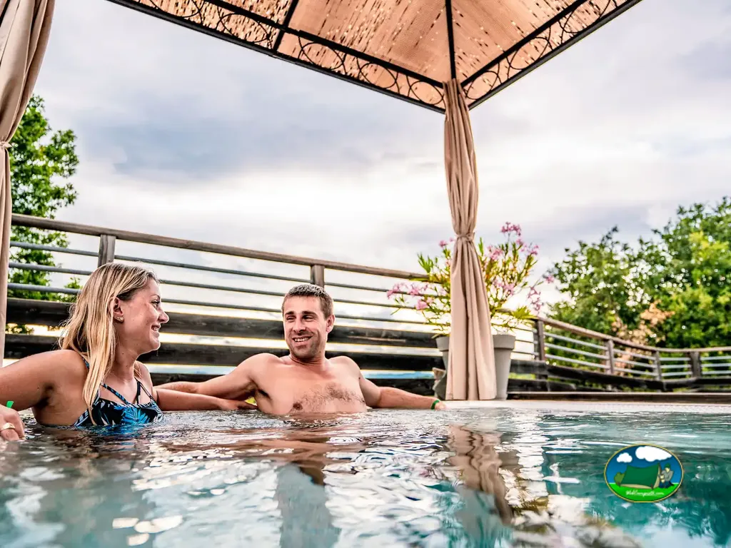 piscina con jacuzzi