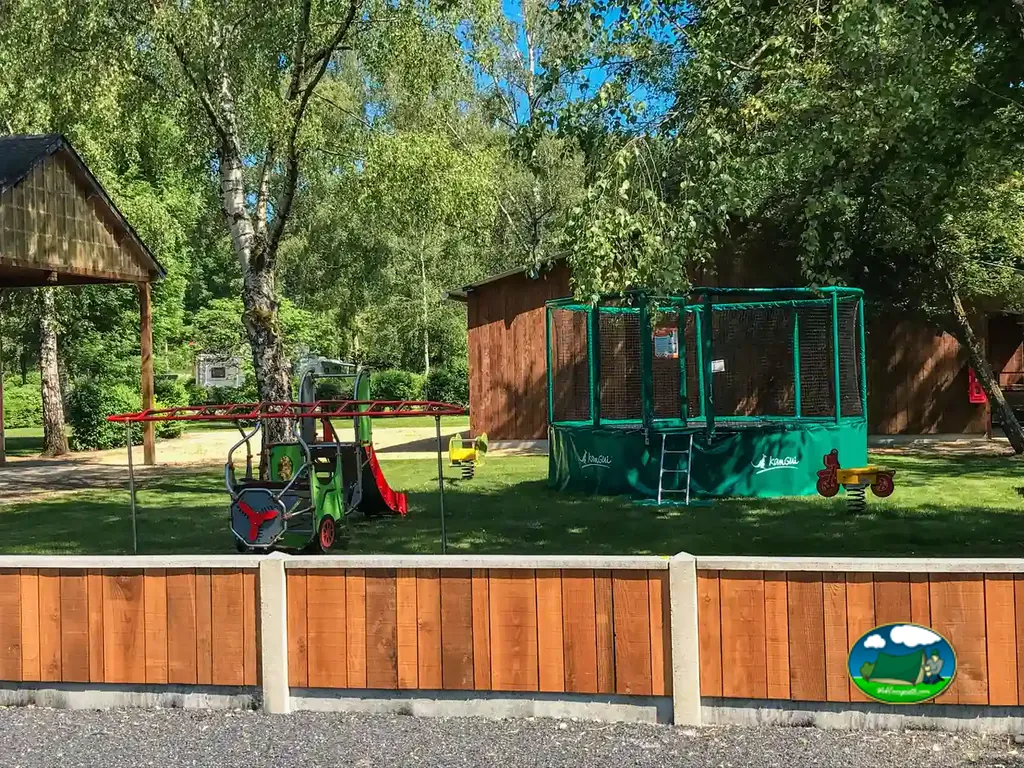 parque infantil con cama elástica