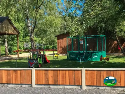 parque infantil con cama elástica