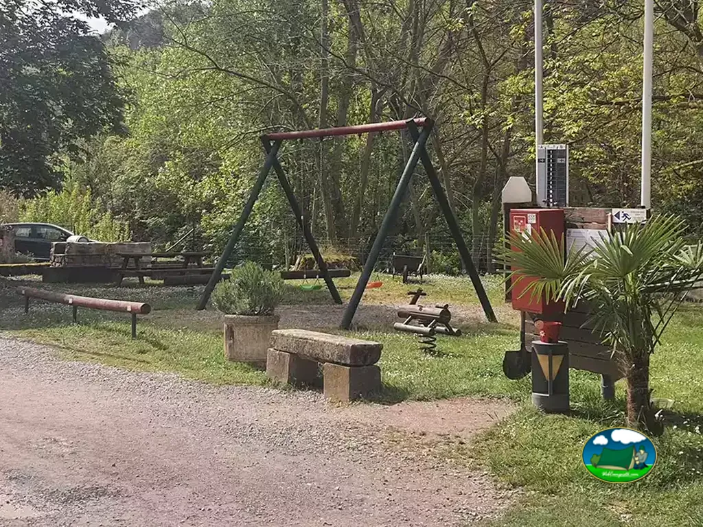 parque infantil entre árboles