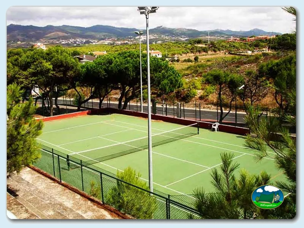 Pistas de tenis con vistas a la montaña del Camping Orbitur Guincho, Cascais (Lisboa)