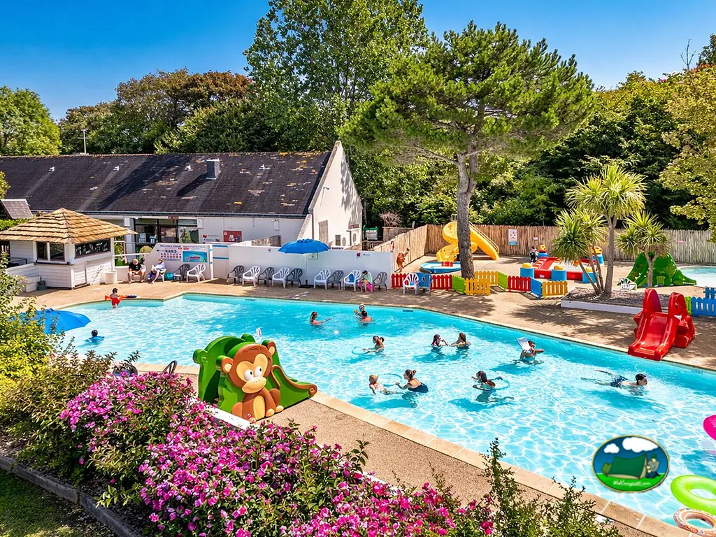 piscina y parque infantil