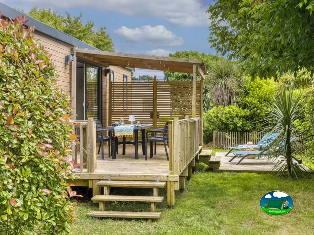 Bungalow con terraza ajardinada