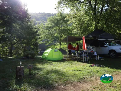Parcela de acampada en la montaña