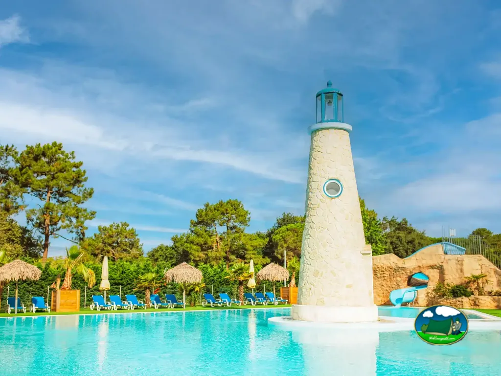 Piscina con tobogán