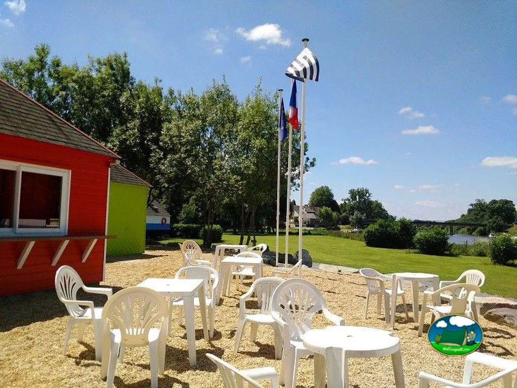 bar junto al río