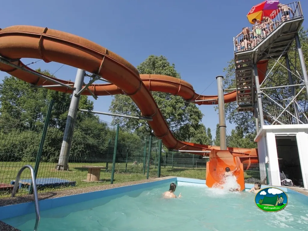 piscina con tobogán acuático