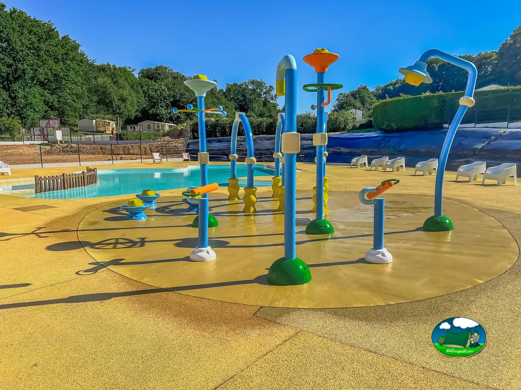 piscina infantil con juegos de agua