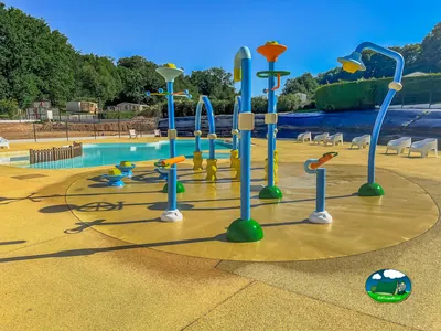 piscina infantil con juegos de agua