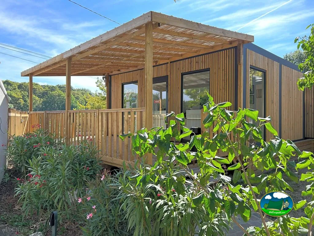 Bungalow con terraza ajardinada