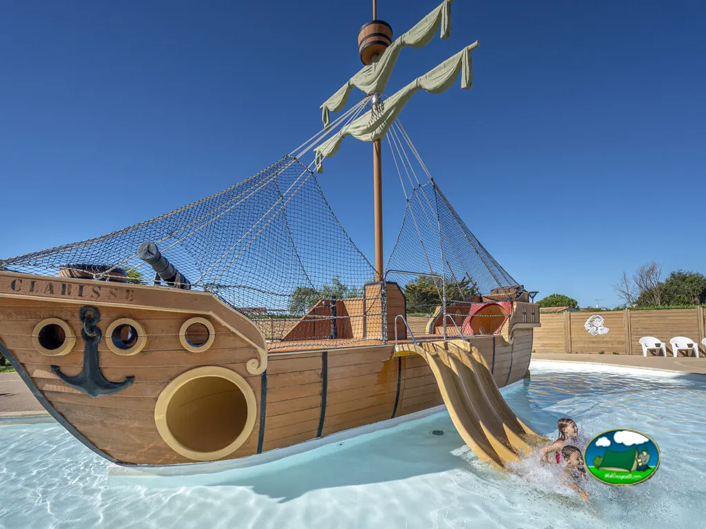 Piscina infantil con barco pirata