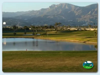 Lago con vistas a la montaña y palmeras del Camping Playa de poniente, Motril (Granada)
