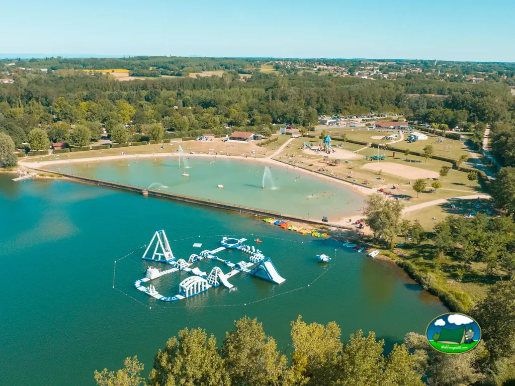 Lago con parque acuático