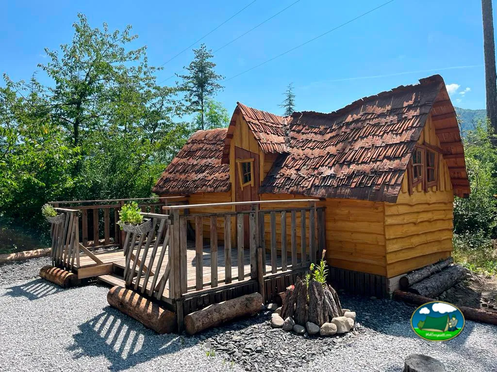 Cabaña de madera en montaña