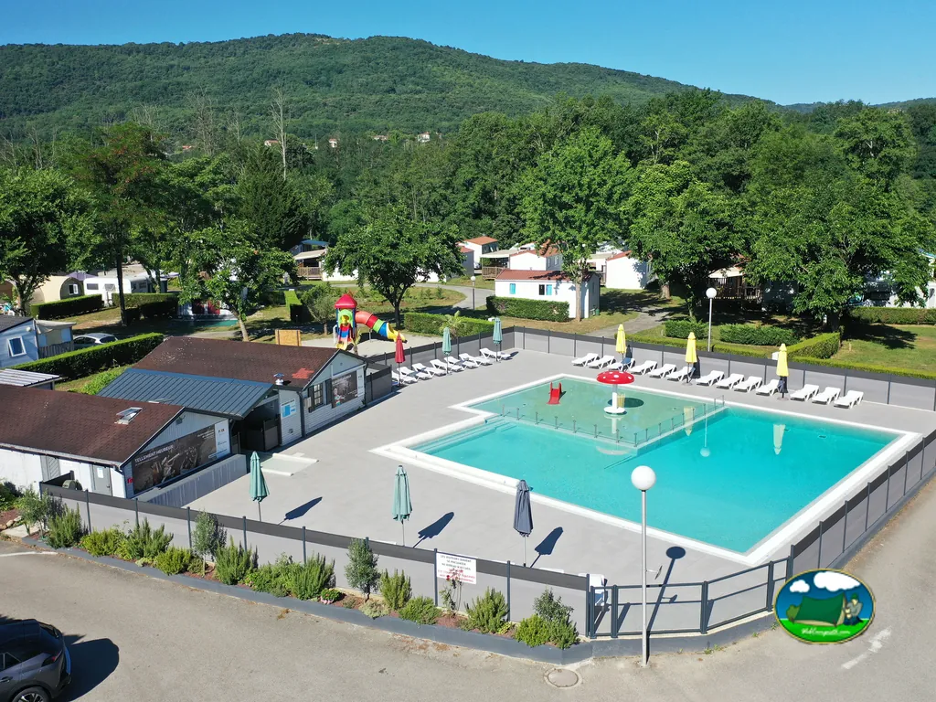 Piscina con a la montaña