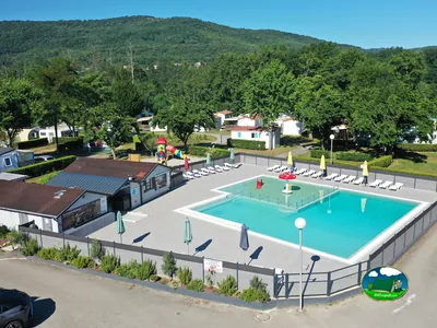Piscina con a la montaña