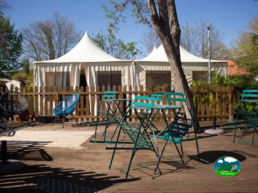 terraza con mesas
