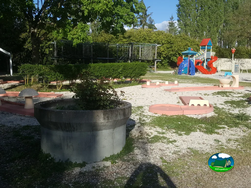 parque infantil y minigolf