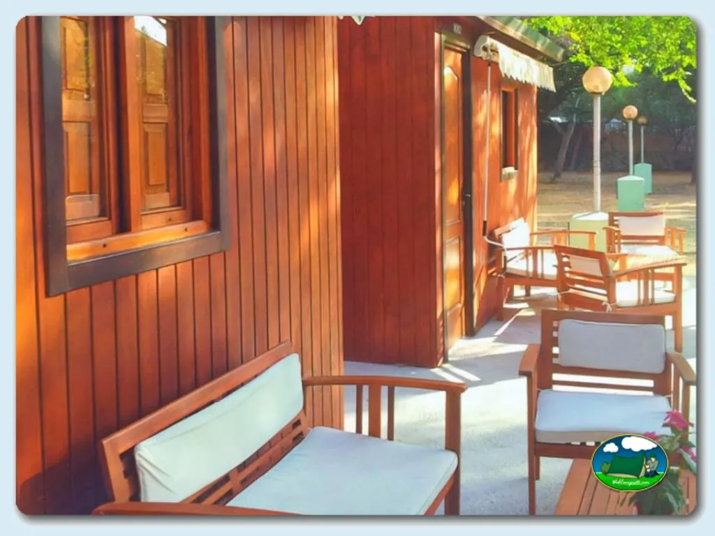 Bungalow con terraza y mobiliario de madera del Camping Huerta Romero, Castell de Ferro (Granada)
