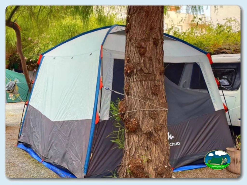 Tienda de acampada bajo árbol en parcela del Camping Huerta Romero, Castell de Ferro (Granada)