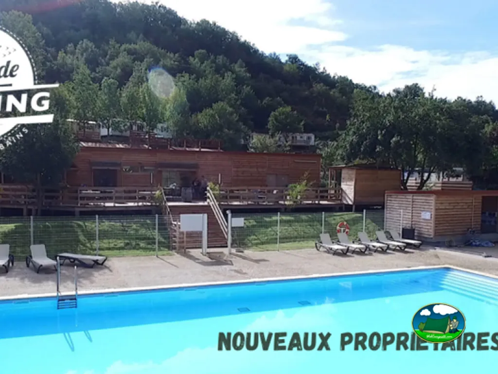 piscina y casa móvil