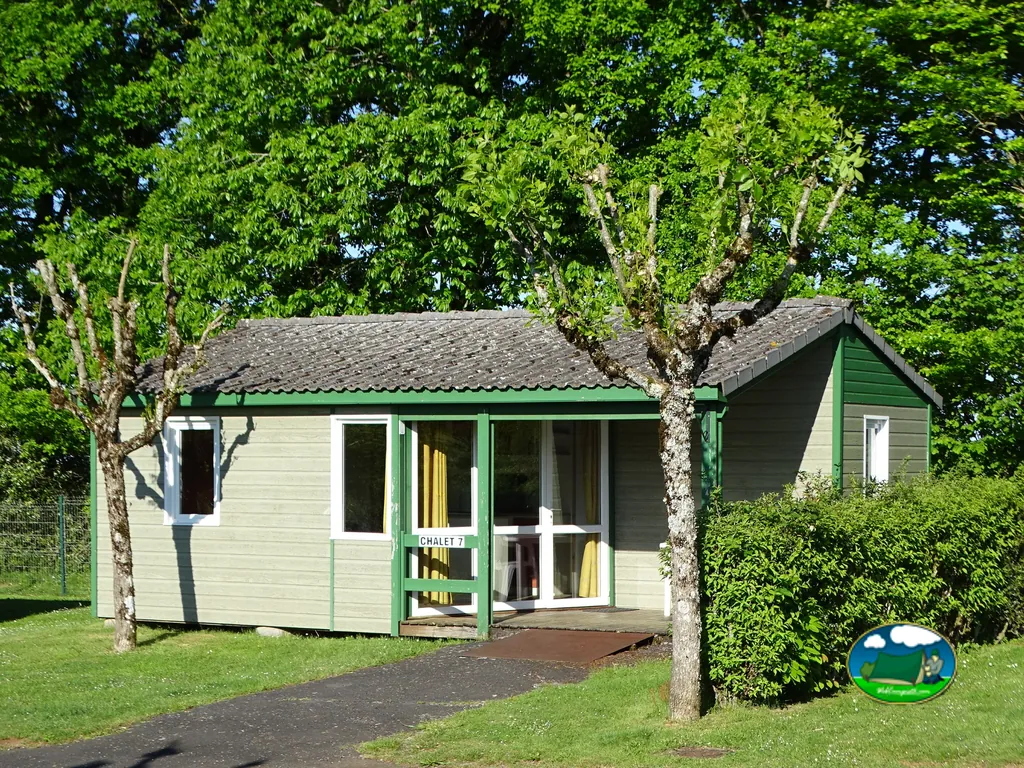 chalet entre árboles