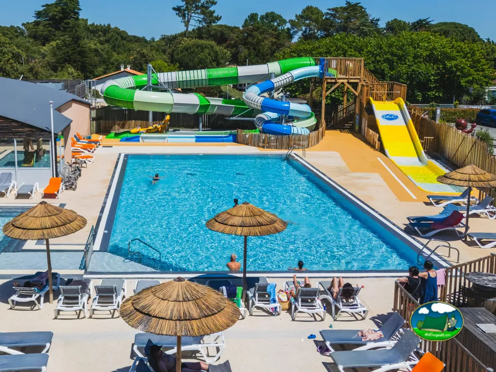 piscina con toboganes