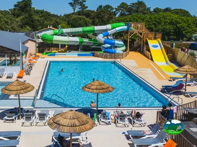 piscina con toboganes