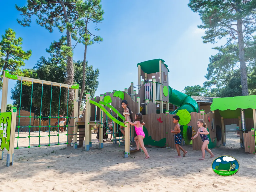 Parque infantil con tobogán