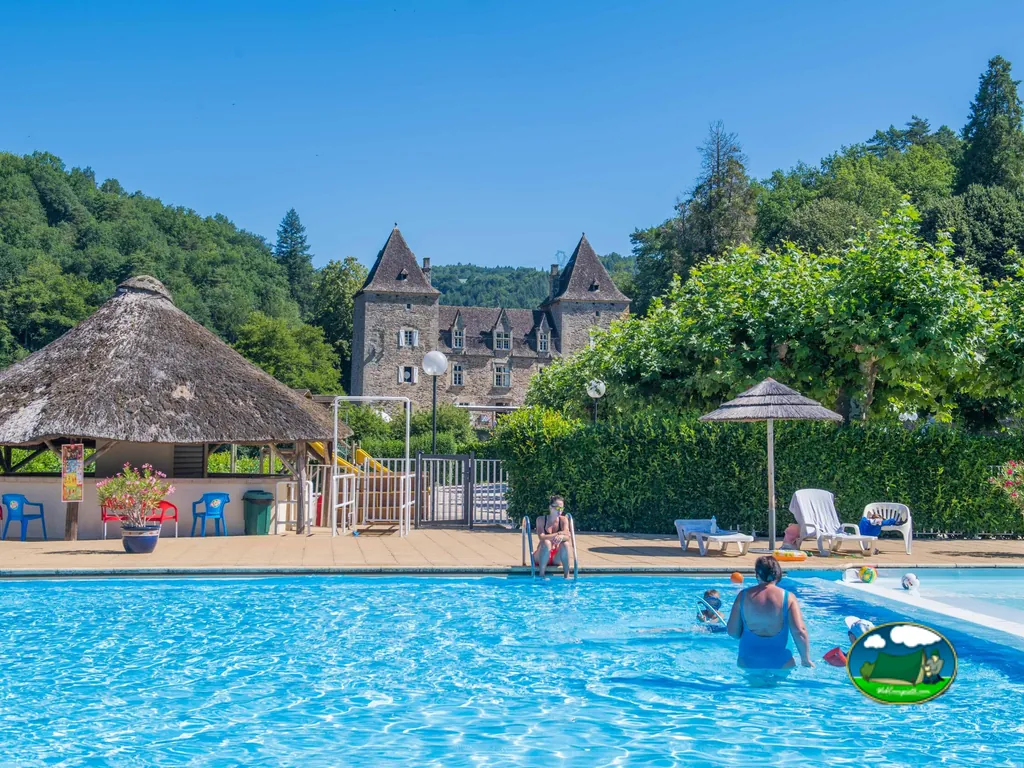 piscina con bañista