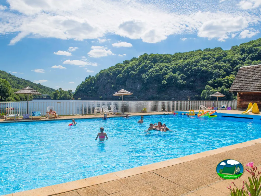 Piscina junto al río