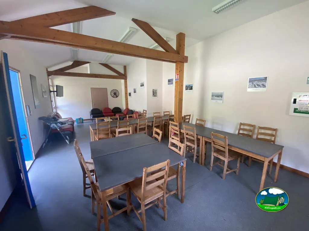 sala con mesas y sillas