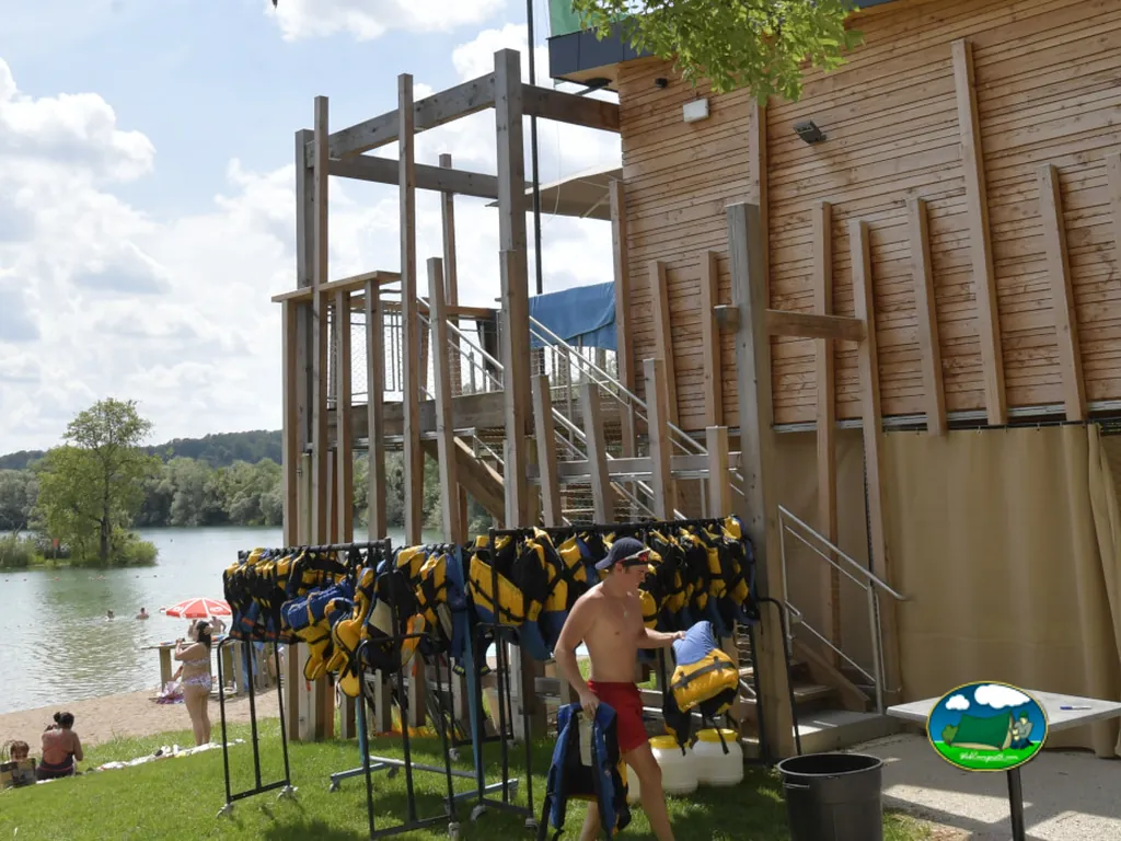 Lago con actividad acuática