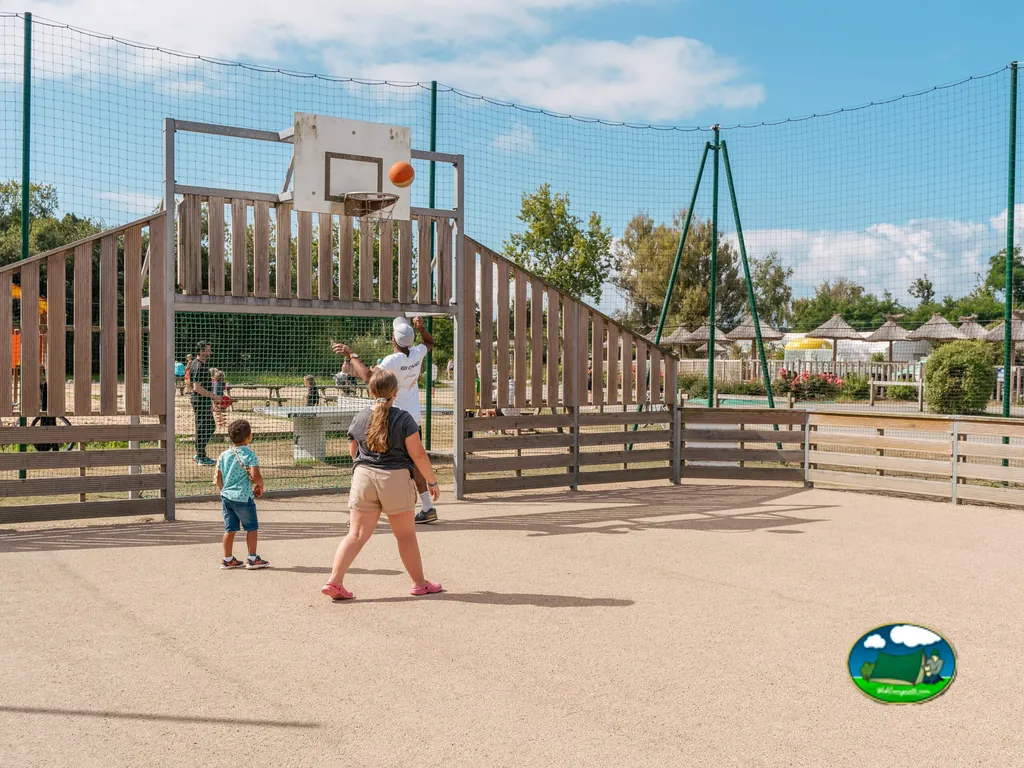 cancha infantil con familias