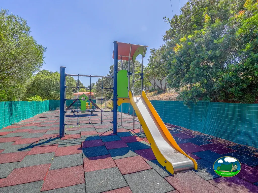 parque infantil con tobogán