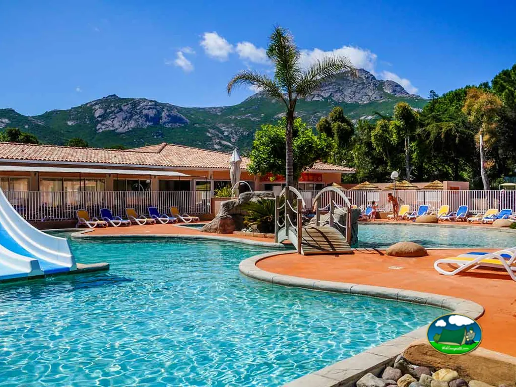 piscina con tobogán