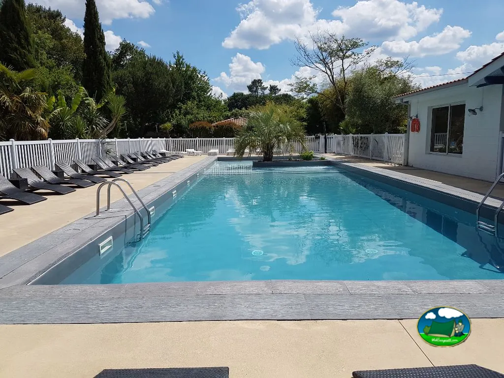 piscina exterior con solárium