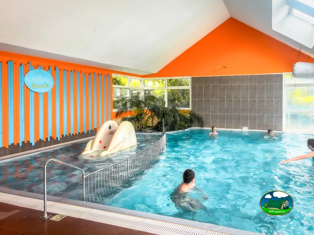 Piscina cubierta infantil